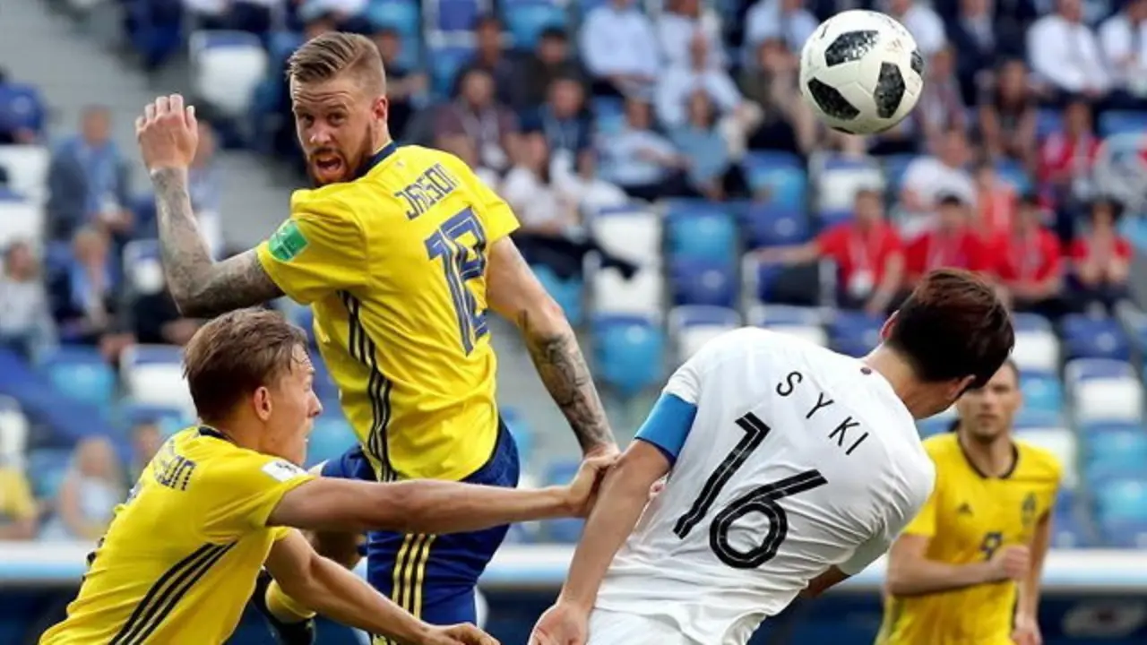 Un momento del partido entre Suecia y Corea. VASSIL DONEV