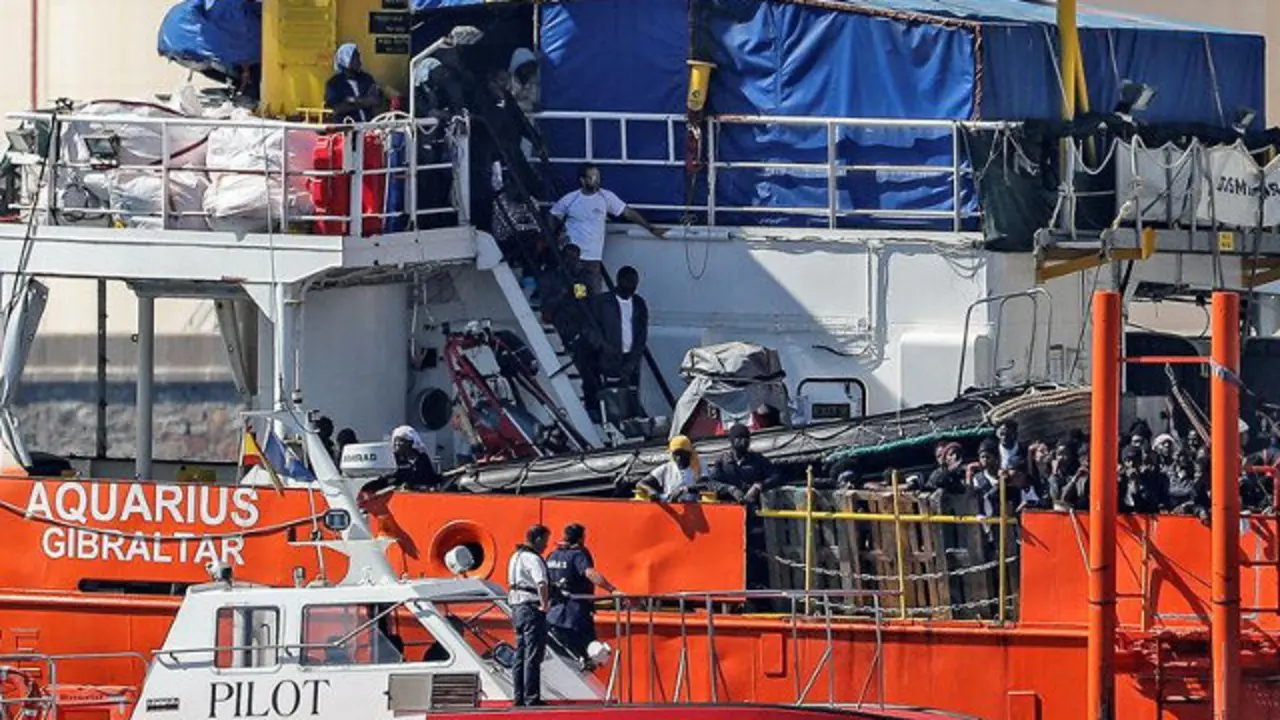 El barco Aquarius, a su llegada al puerto de Valencia. MANUEL BRUQUE (EFE)