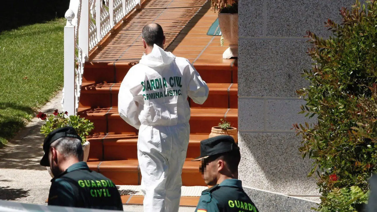 Los investigadores, en la vivienda de O Porriño. SALVADOR SAS