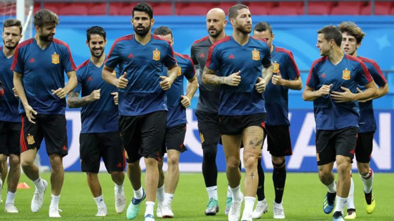 La selección española, durante un entrenamiento en Kazán. ROBERT GHEMENT (EFE)