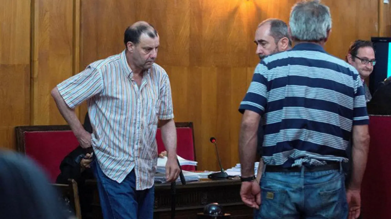 Los dos acusados, Juan Carlos R. G. y Julio R. G., de espaldas, durante el juicio. BRAIS LORENZO (EFE) (crimen de Petín)