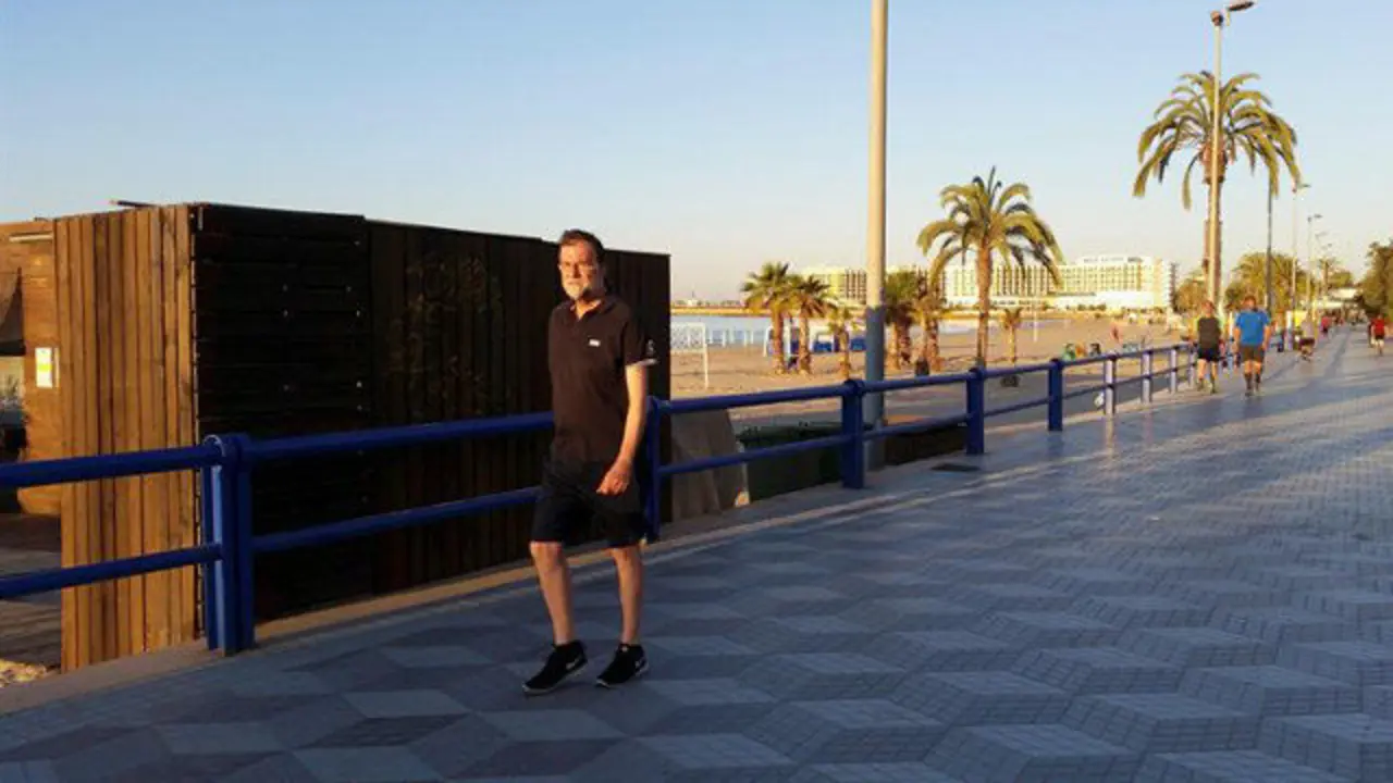 Rajoy, caminando a primera hora en Santa Pola ANOTNIO MARTÍN