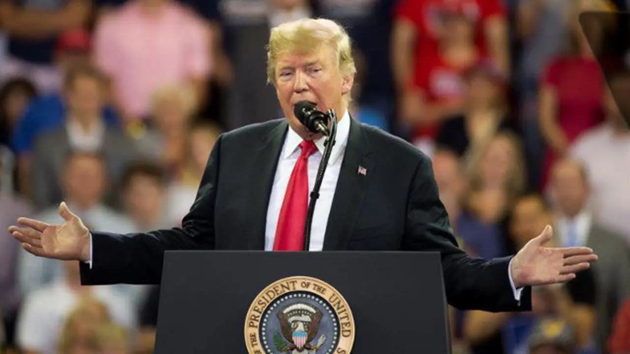 El presidente de EE UU, Donald Trump, en un multitudinario mitin este miércoles. CRAIG LASSIG (EFE)