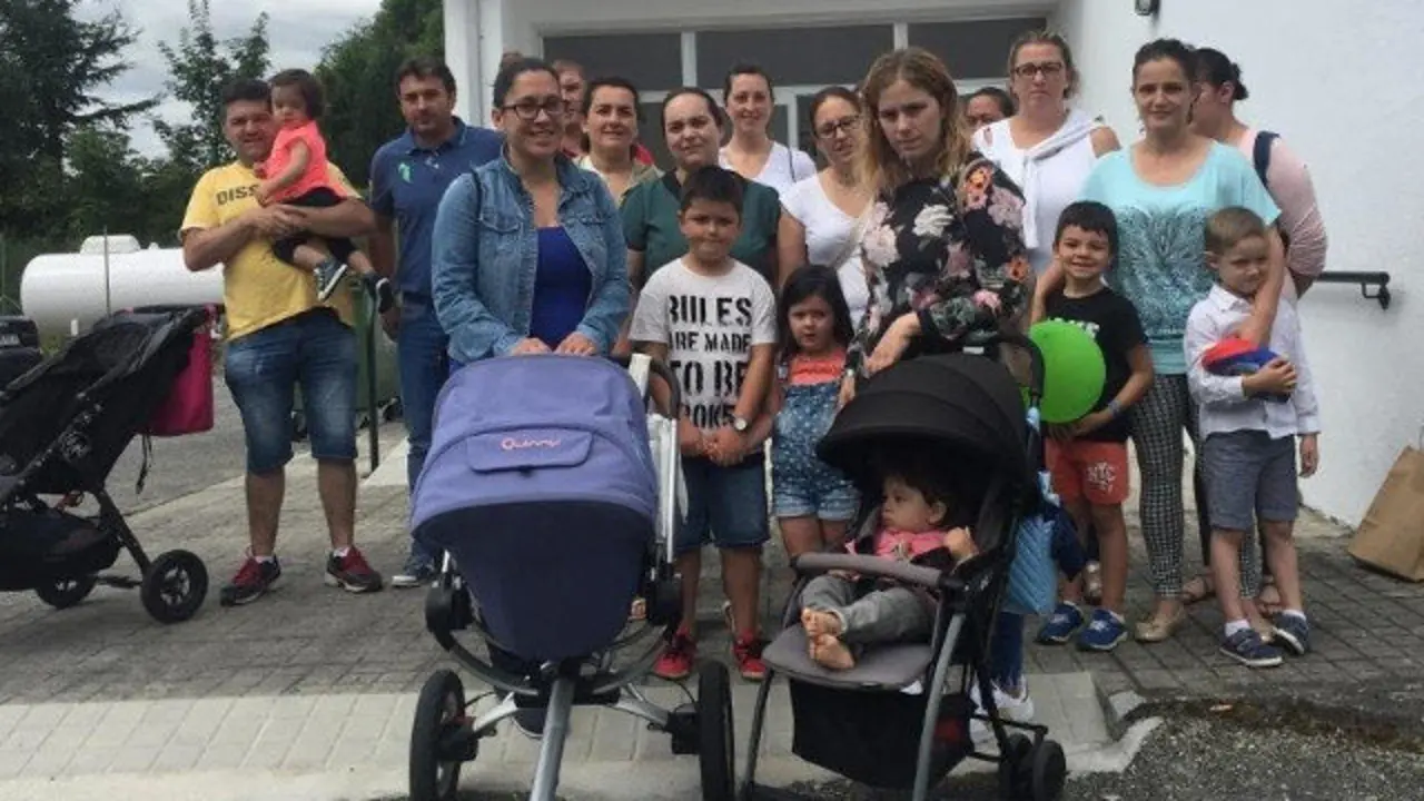 Un grupo de pais esixe un pediatra. EP