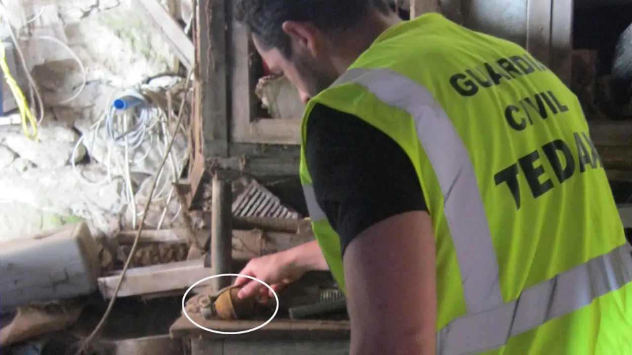 Un agente de la Guardia Civil desactiva una granada en Silleda. DP