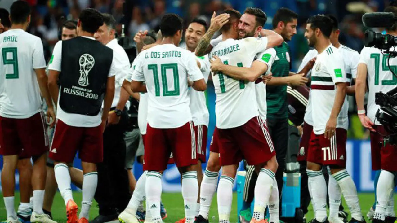 Los jugadores de México celebran la victoria. EFE
