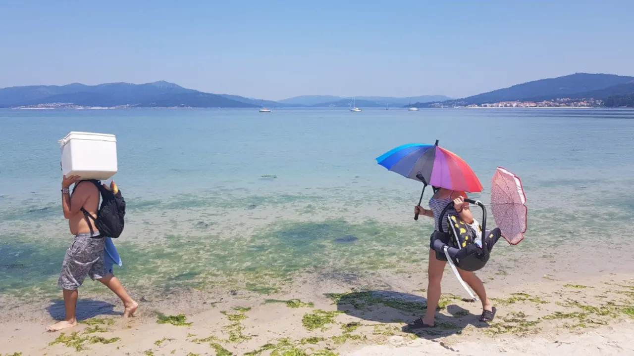 La playa será uno de los lugares ideales en los que refugiarse del calor. PEPE FERRÍN