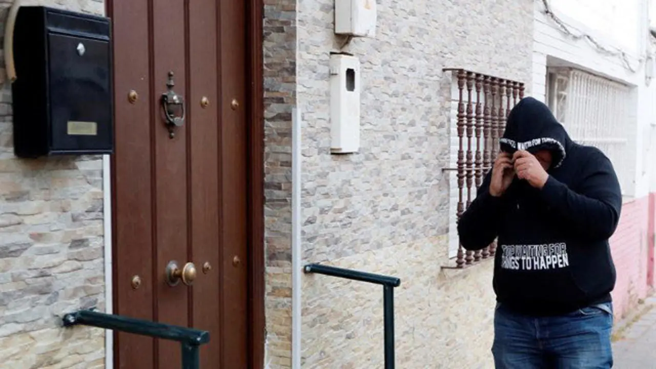 Un hombre accede con la cara tapada al domicilio de uno de los integrantes de La Manada. EFE