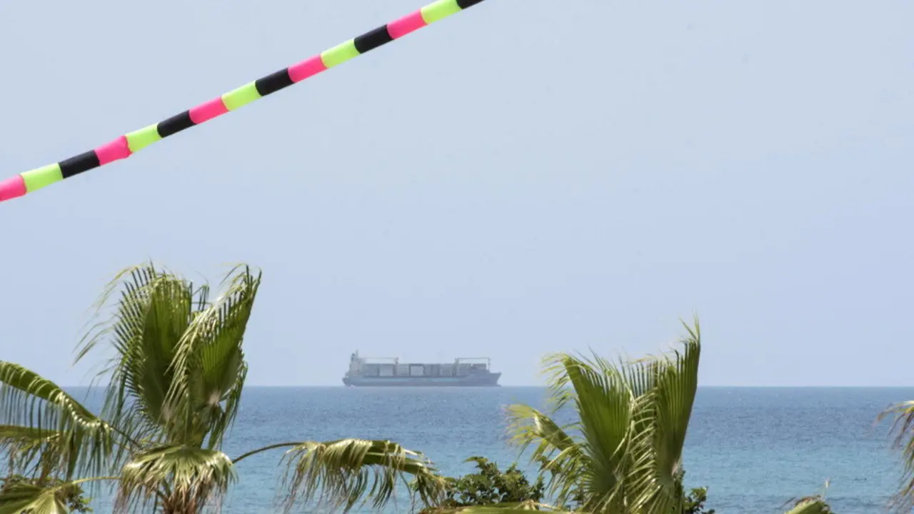 Buque de carga danés Alexander Maersk con migrantes rescatados. Santino Galazzo EFE / EPA