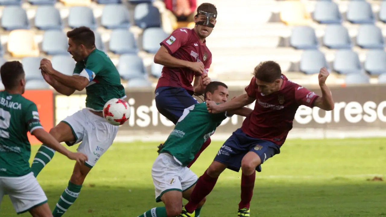Un momento del encuentro entre el Pontevedra CF y el Coruxo de la primera vuelta. DAVID FREIRE