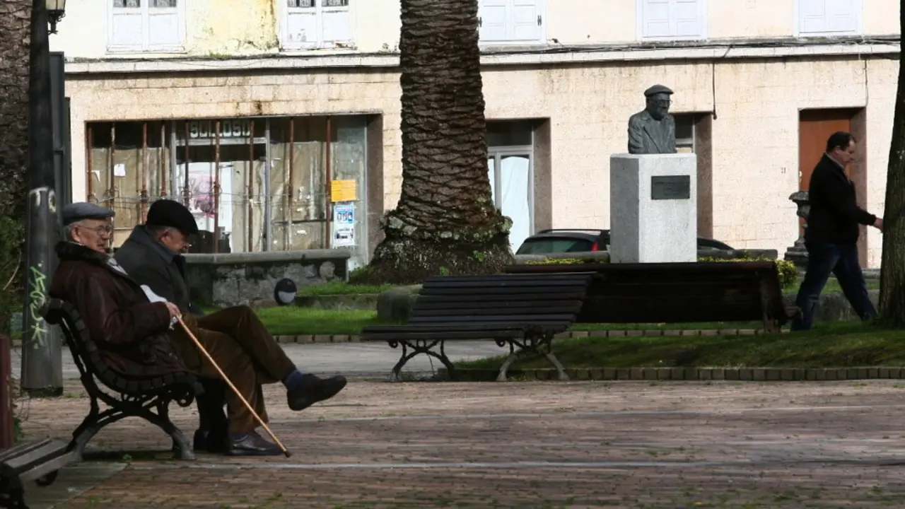 Jubilados en el parque de Ribadeo. AEP