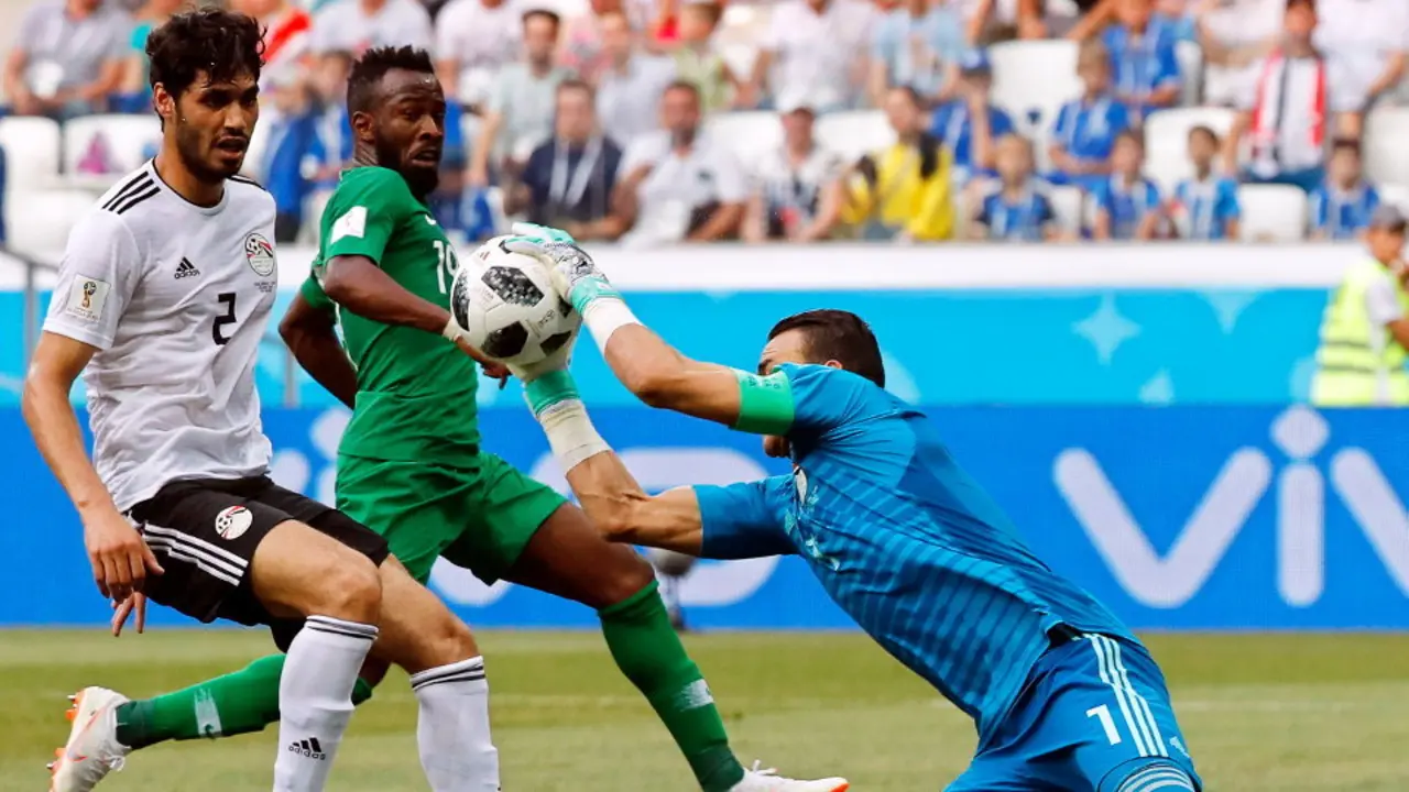 El guardameta Essam El-Hadary detiene un ataque saudí SERGEI ILNITSKY (Efe)