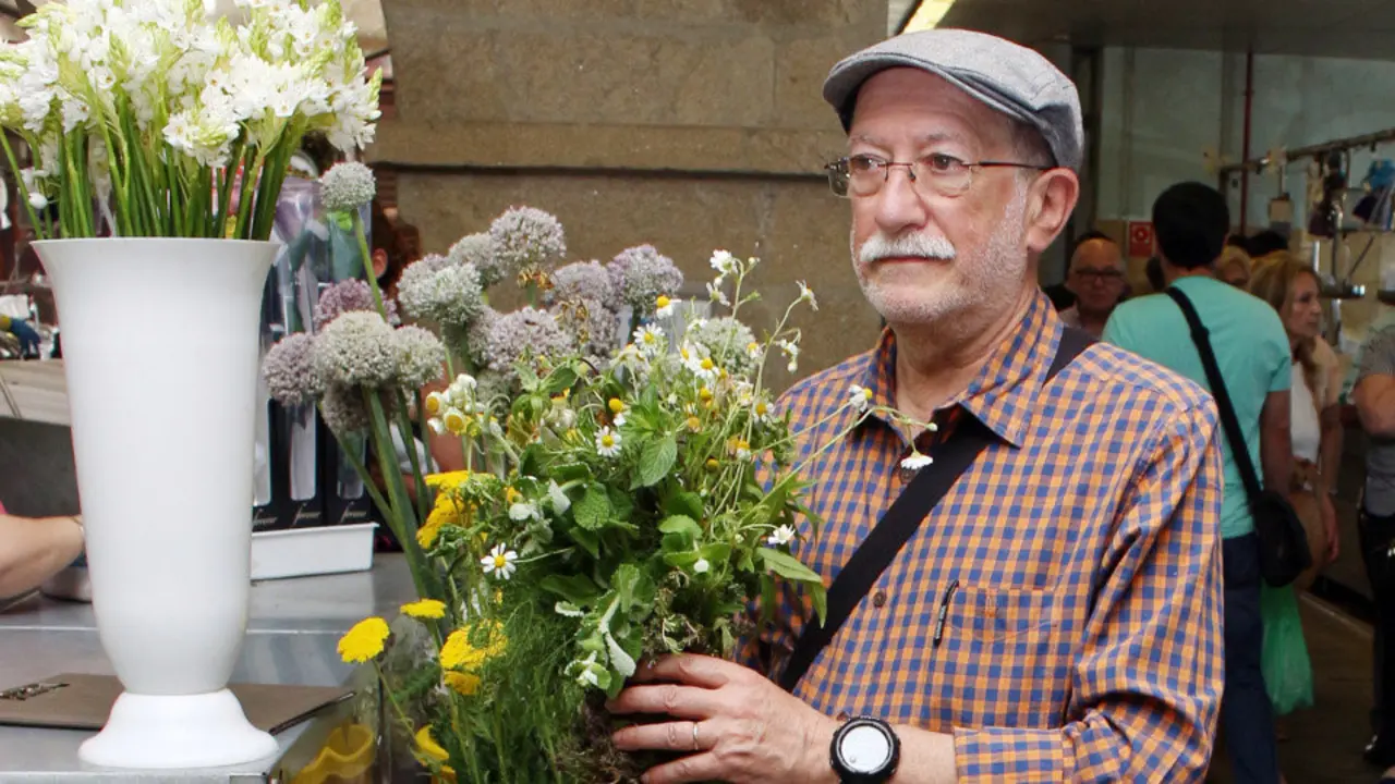 Amancio Castro cun ramo de San Xoán no Mercado de Pontevedra. OLGA FERNÁNDEZ (asociación Vaipolorío)