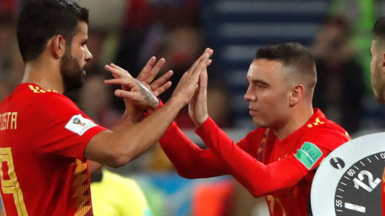 Aspas, entrando en el terreno de juego en sustitución de Costa. JAVIER ETXEZARRETA