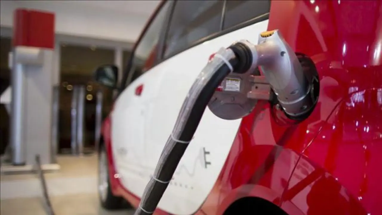 Un vehículo eléctrico cargando la batería. AEP