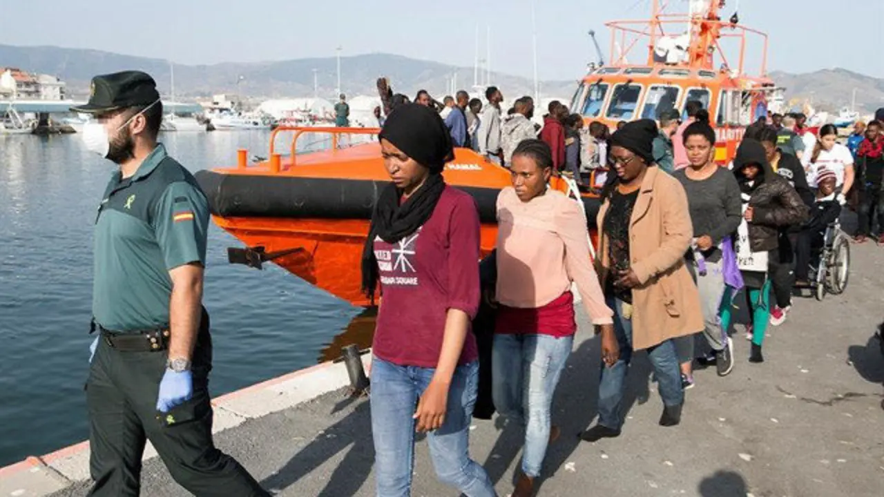 Inmigrantes llegados a Alborán. MIGUEL PAQUET (EFE)