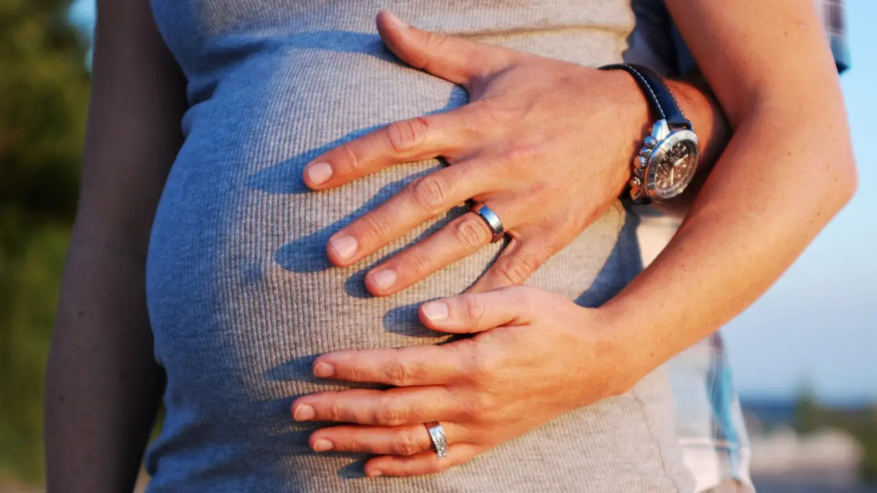 Una pareja espera a su hijo. EP