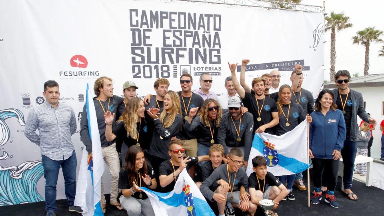 Foto de familia de la federación de surf de Galicia. KIKO DELGADO (EFE)