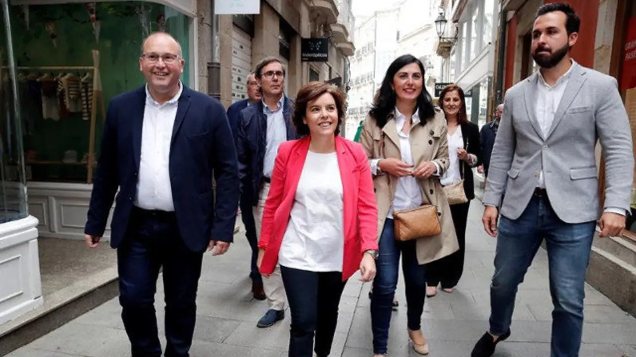 Soraya Sáenz de Santamaría, en Lugo, con Miguel Tellado, Enrique Rozas, Elena Candia y Antonio Ameijide. ELISEO TRIGO (EFE)