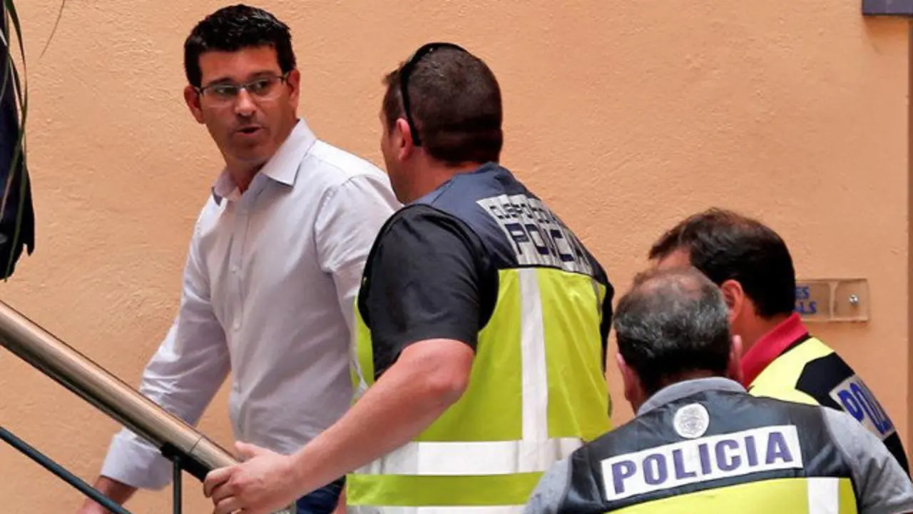 Jorge Rodríguez estuvo presente en el registro en el ayuntamiento de Ontinyent. MANUEL BRUQUE (EFE)