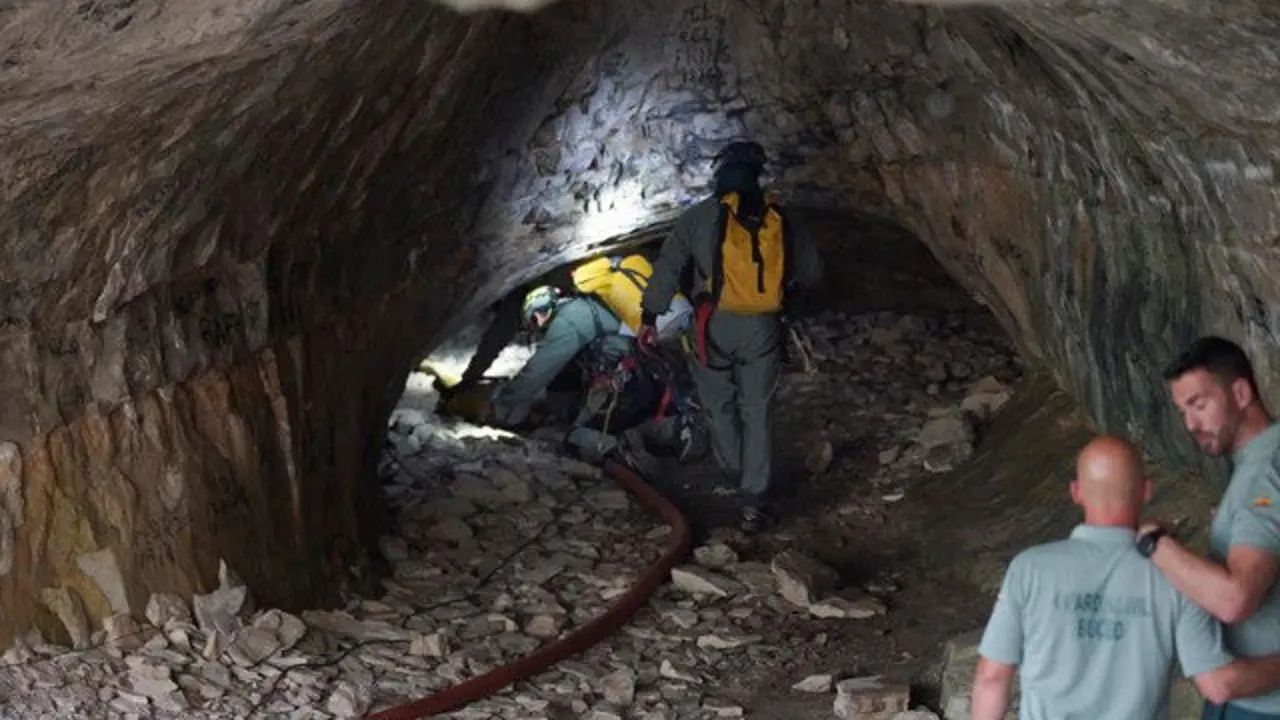 Agentes de la Guardia Civil, durante el operativo de rescate. ANTONIO GARCÍA (EFE)