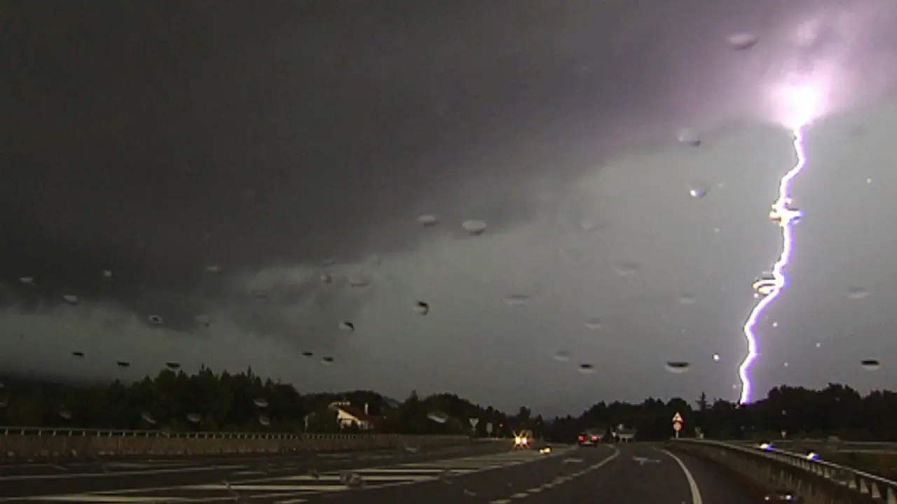 Vista de una tormenta en Ribadavia. SXENICK (EFE)
