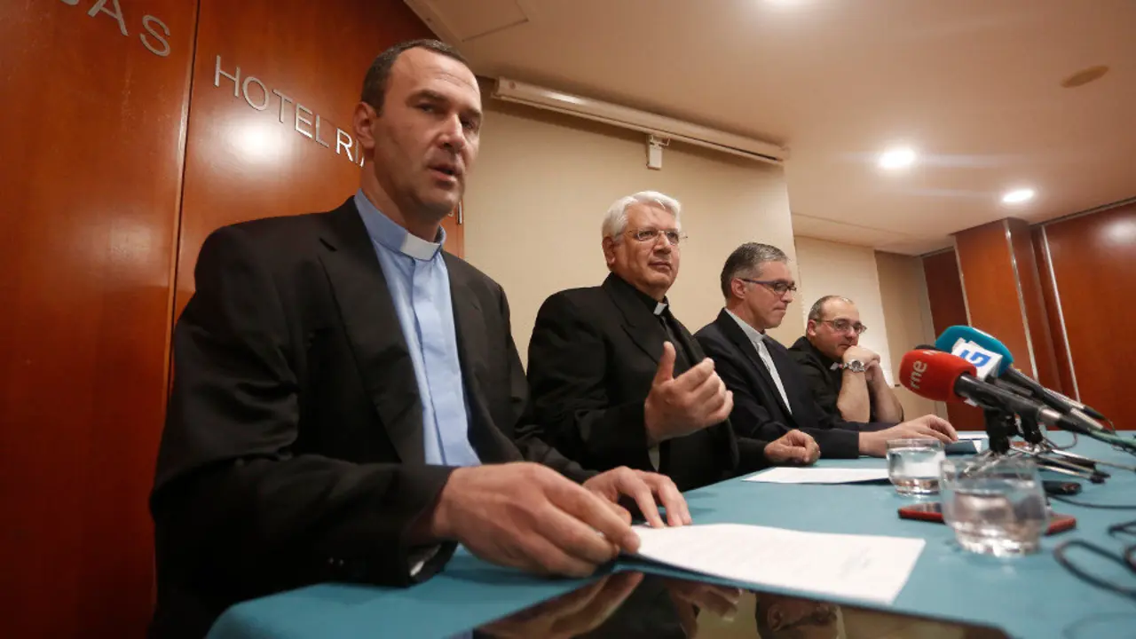 Rueda de prensa de los sacerdotes en Pontevedra. JAVIER CERVERA-MERCADILLO