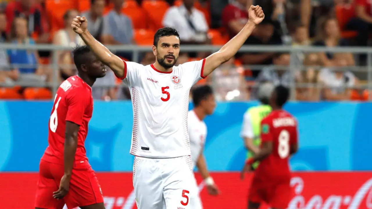 El defensa tunecino Oussama Haddadi elebra la victoria.ESTEBA VIVA (Efe)