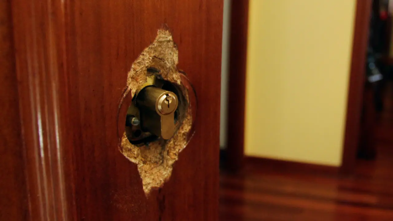 Una puerta forzada tras un robo producido en la provincia pontevedresa. ADP