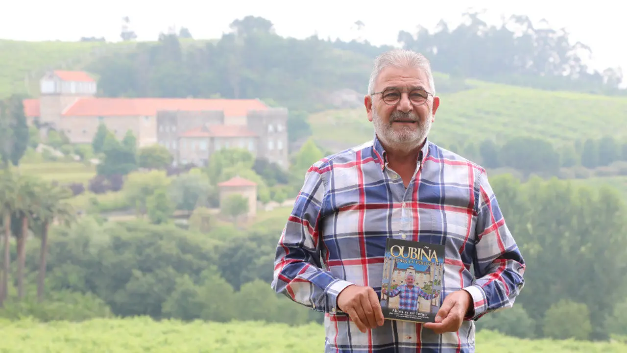 Oubiña en la presentación de su libro, con el Pazo Baión al fondo. DP