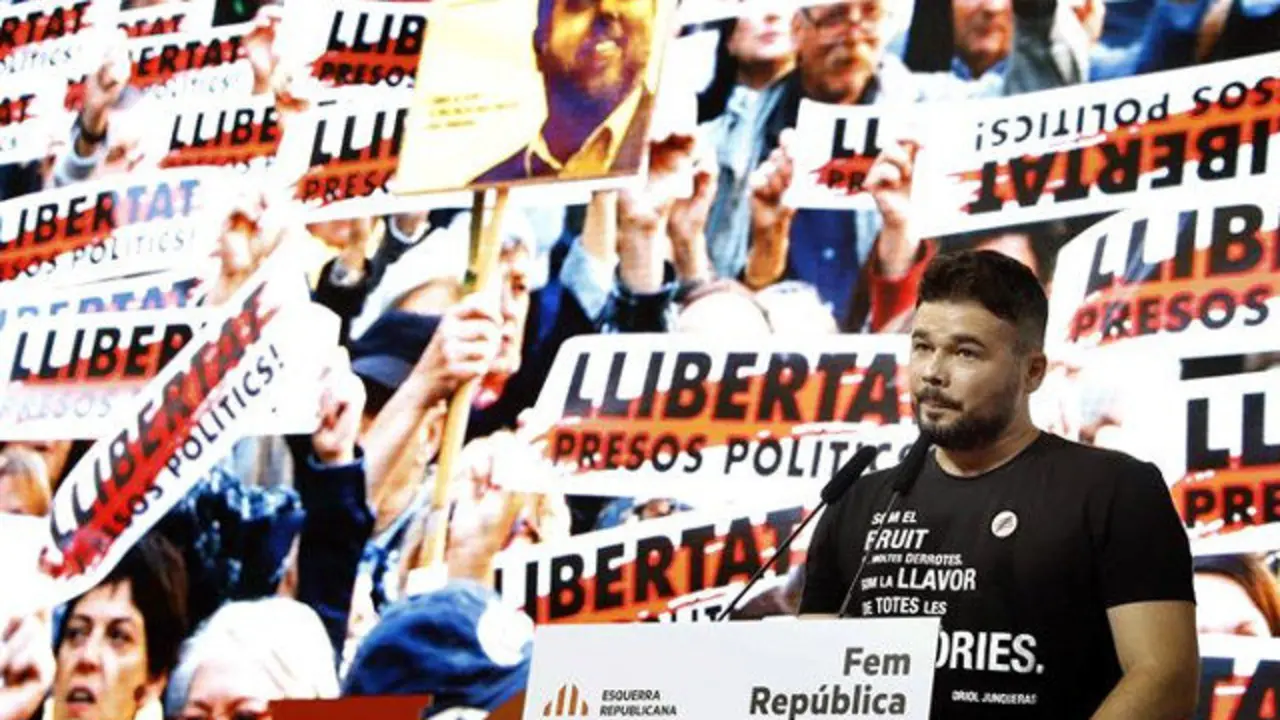Gabriel Rufián lee la carta de Oriol Junqueras. TONI ALBIR (EFE)