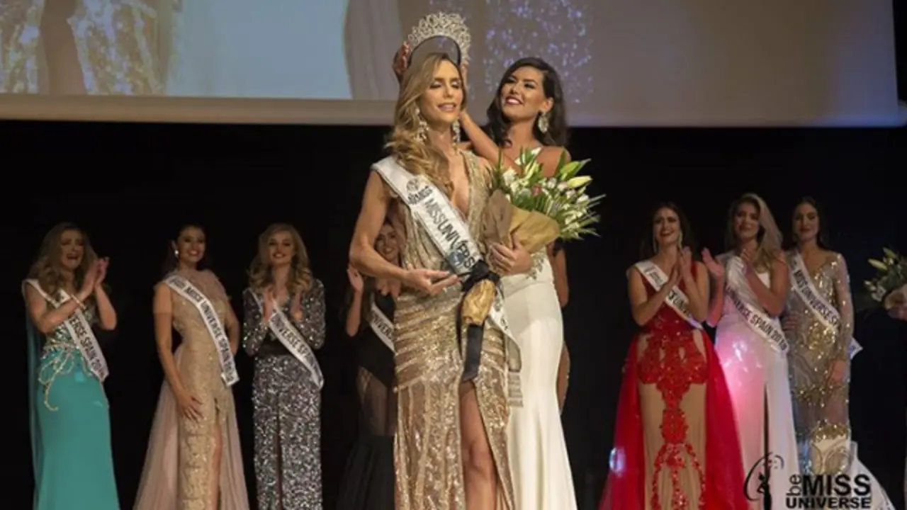 Momento de la coronación de Ángela Ponce. INSTRAGRAM (@orgbemiss)