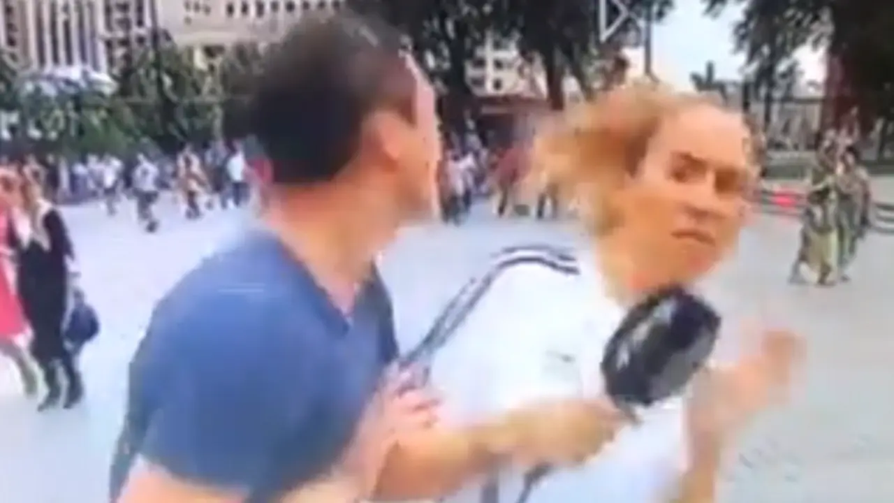 Instante en el que María Gómez sufre acoso. TWITTER (@maria__gomez)