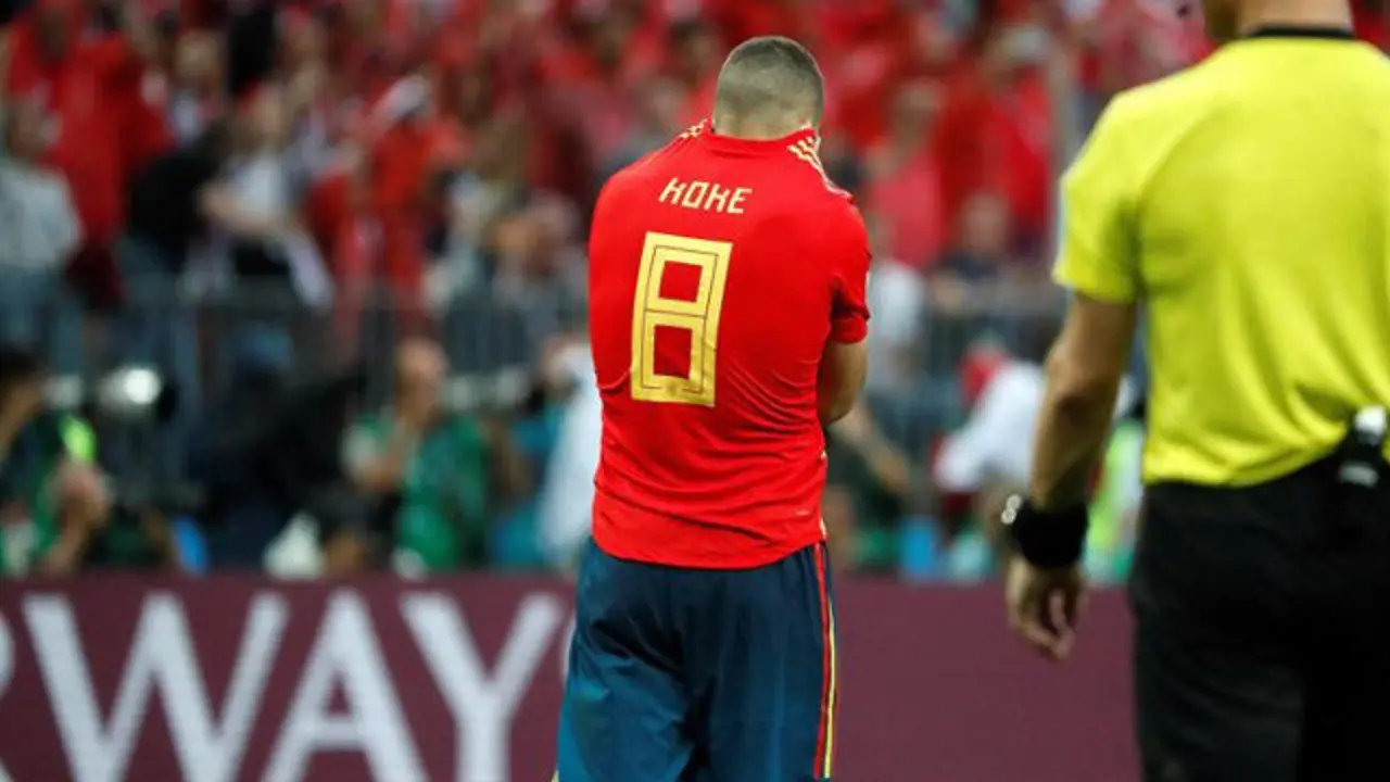 Koke se lamenta tras fallar su penalti. EFE