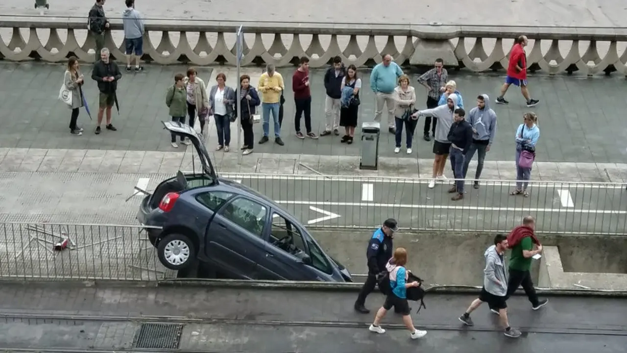 Coche accidentado en Orzán. EP