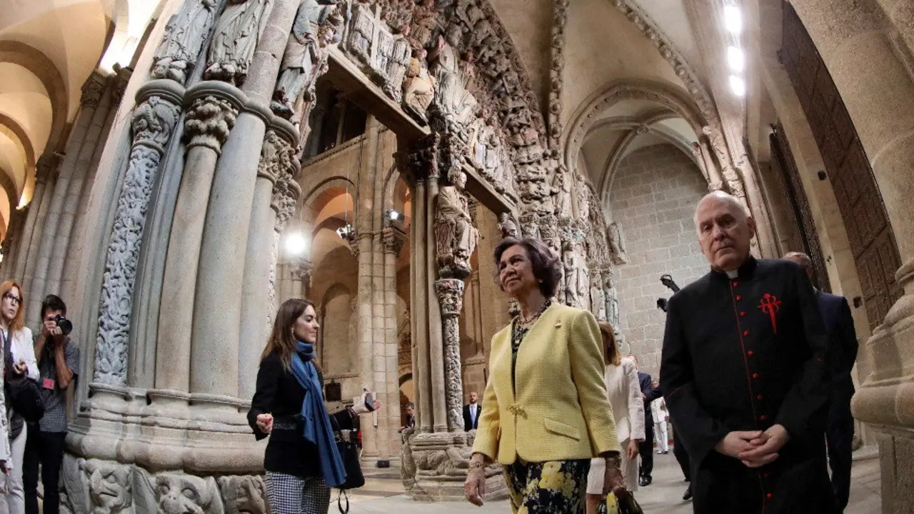 La reina Sofía, ante el Pórtico de la Gloria. XOÁN REY