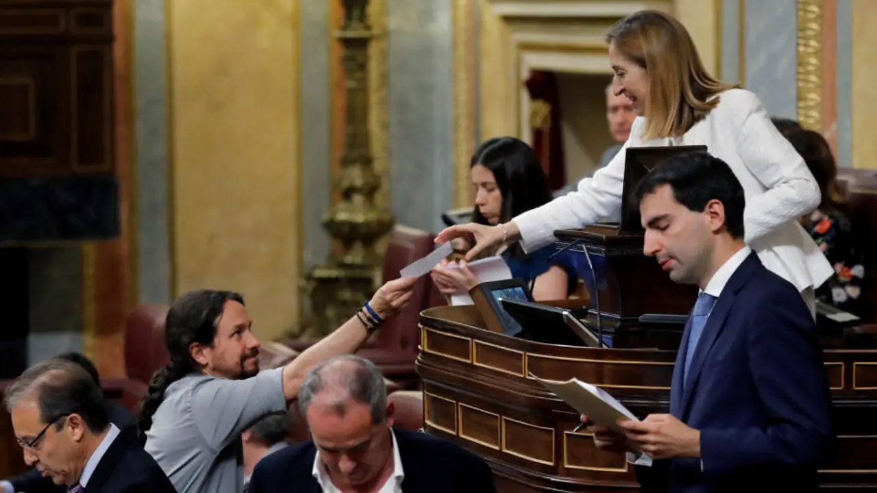 Pablo Iglesas entrega su voto a Ana Partor.JUAN CARLOS HIDALGO (EFE)
