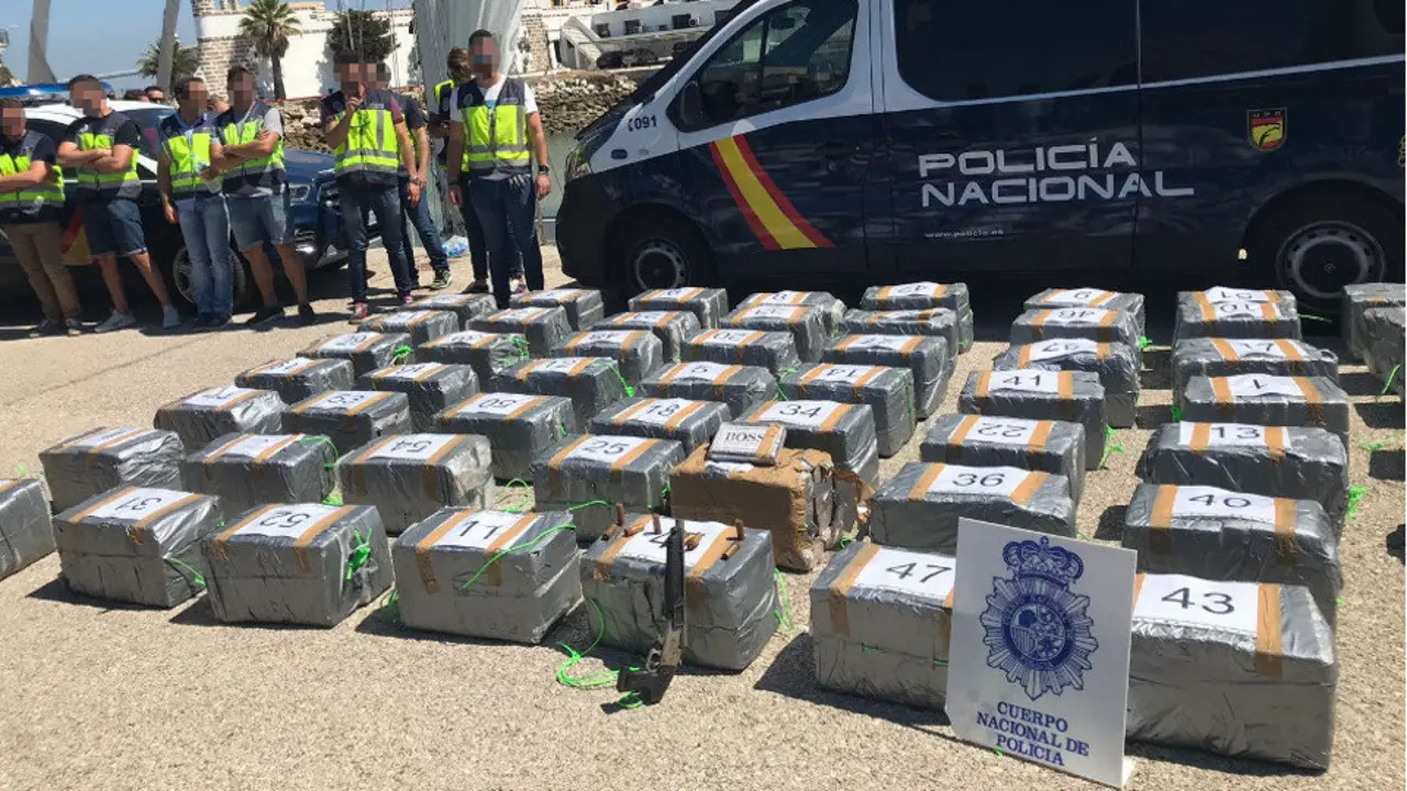 La cocaína incautada, en un puerto español. DP