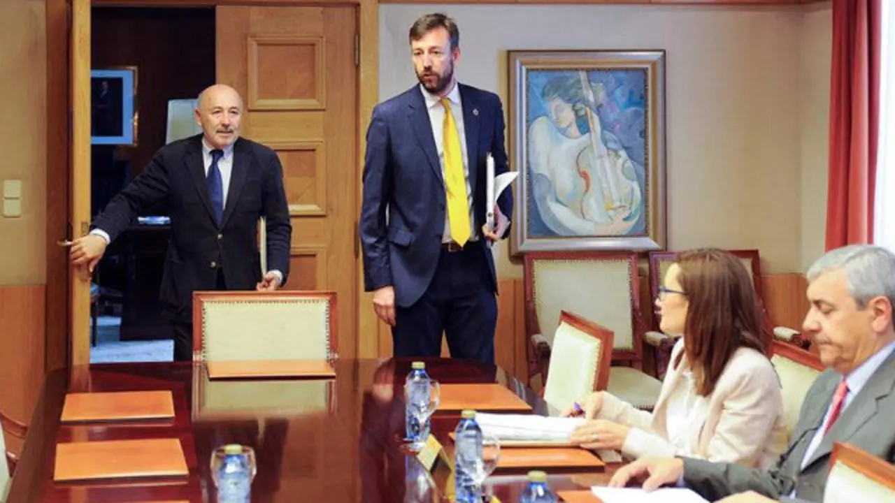 El delegado del Gobierno en Galicia, Javier Losada, recibe al alcalde de Tui, Carlos Vázquez Padín, para abordar la solicitud de declaración de zona gravemente afectada para Paramos. MONCHO FUENTES (EFE)