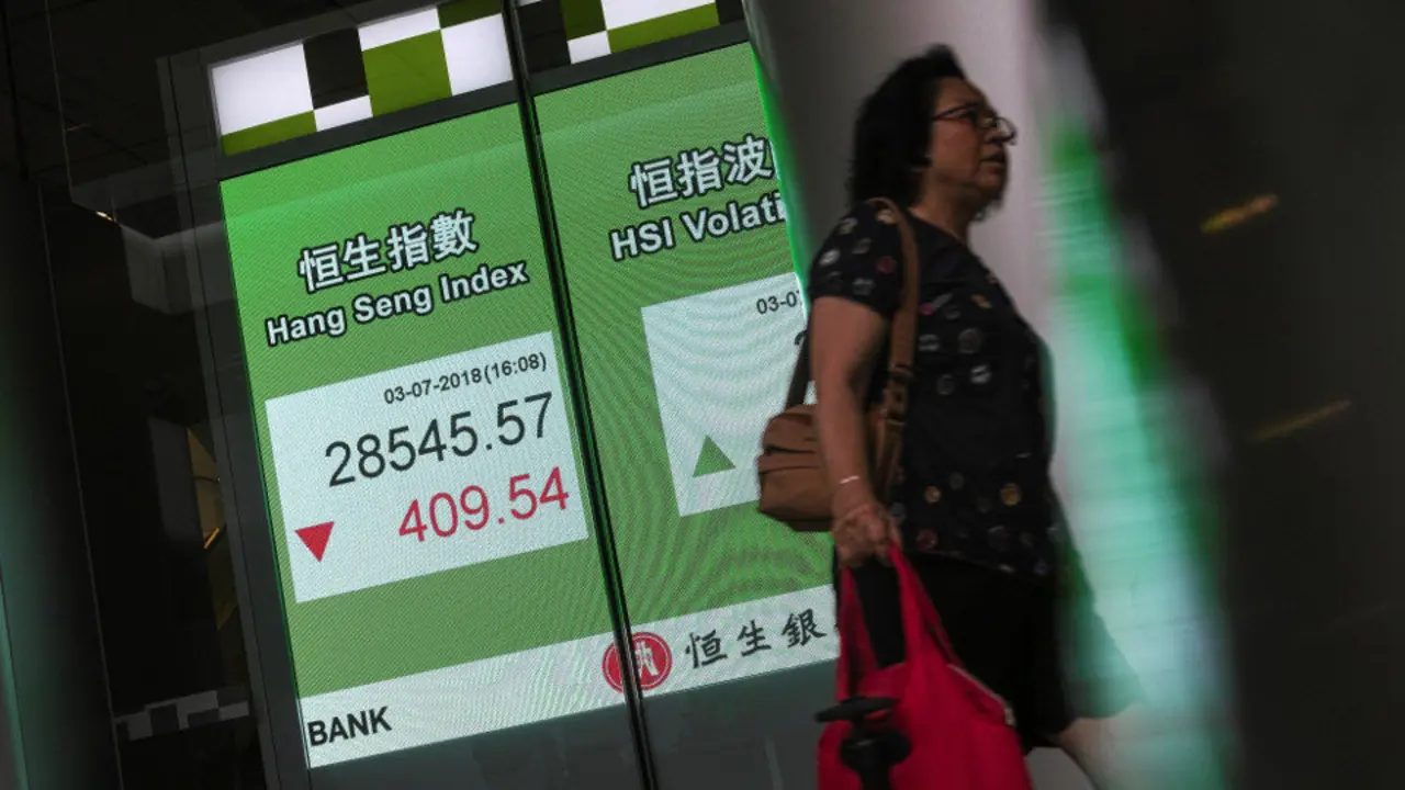 La incertidumbre de los mercados ante el inminente comienzo de la guerra comercial entre China y EEUU, se sintió en el parqué de Hong Kong. JEROME FAVRE (EFE)