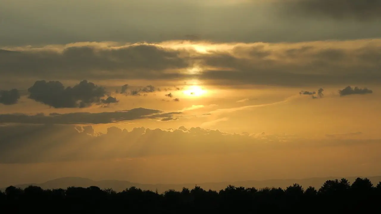 Las nubes cubrirán por la mañana un cielo que se irá despejando a medida que avance la tarde. EP