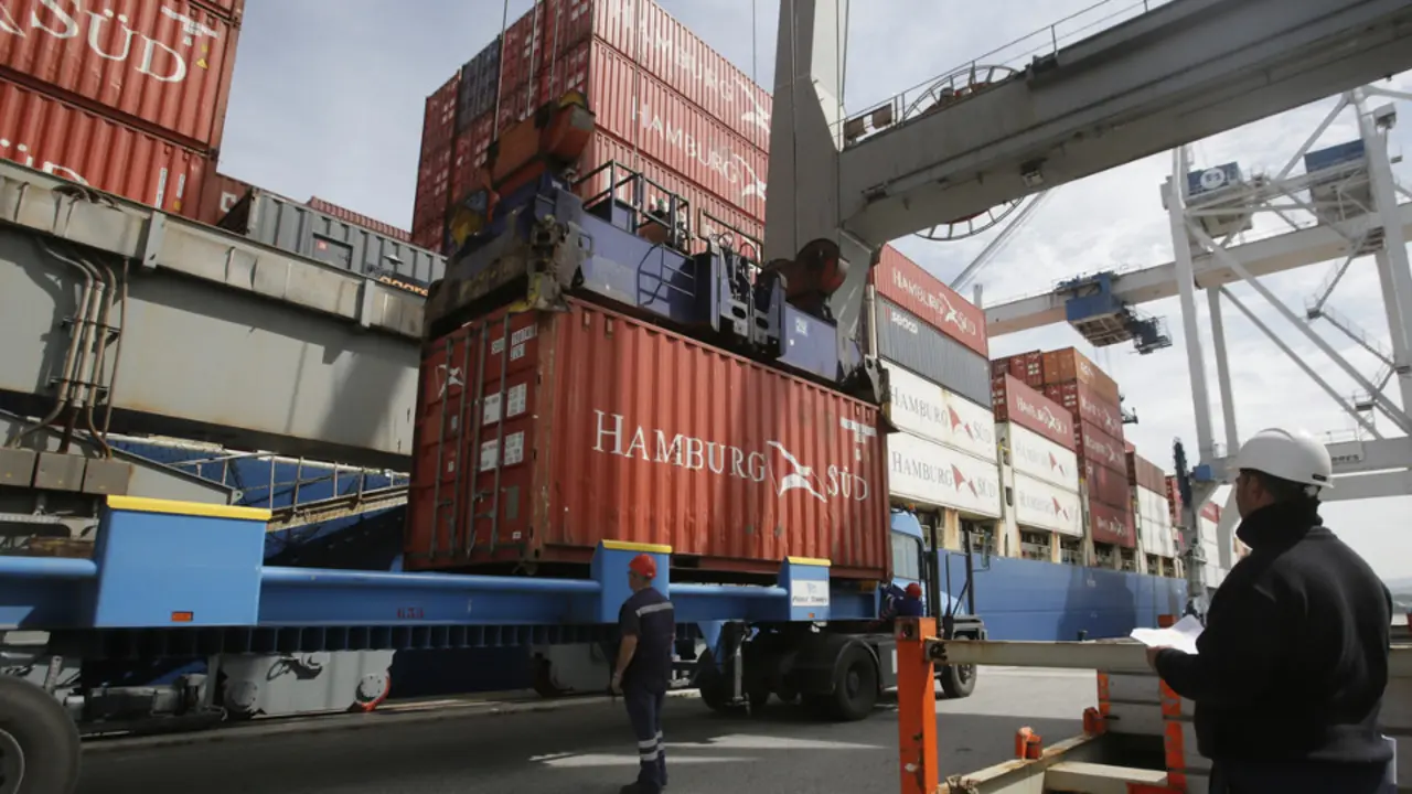 Descarga de contenedores en el Puerto de Marín. GONZALO GARCÍA