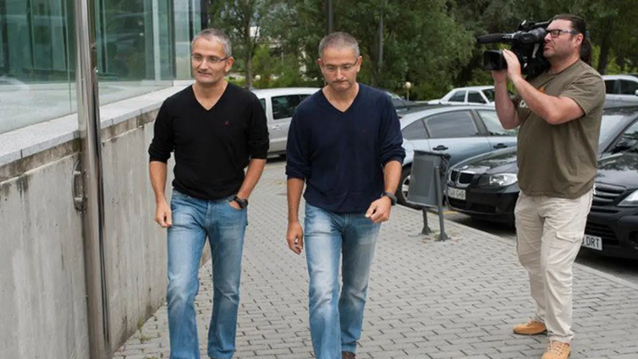 Los dos agentes gemelos de Ourense. BRAIS LORENZO