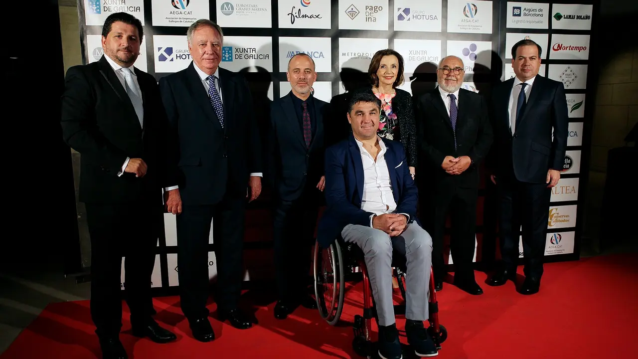 Los premiados junto a Julio Fernández. EP.