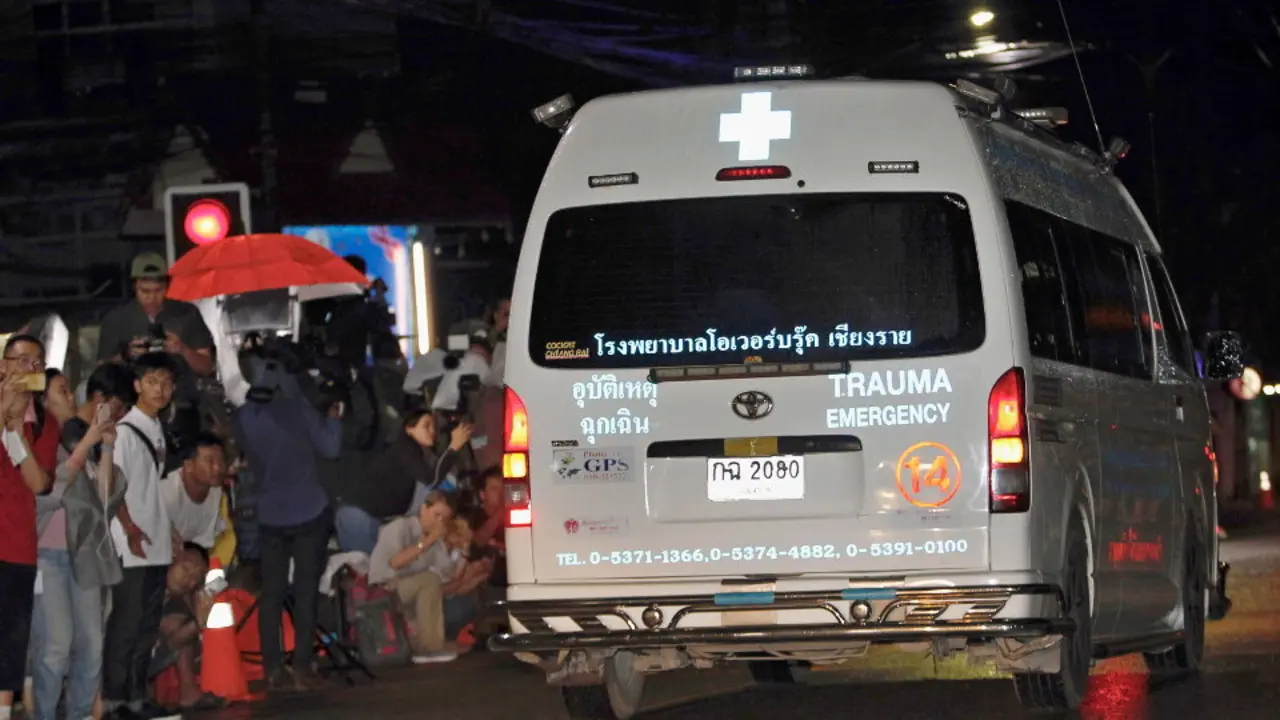 Una ambulancia transporta a los niños rescatados.PONGMANAT TASIRI (Efe) 