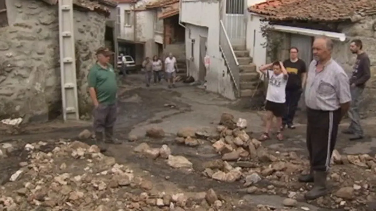 Importantes desperfectos en Xunqueira de Espadañedo. TWITTER (@TVGalicia)