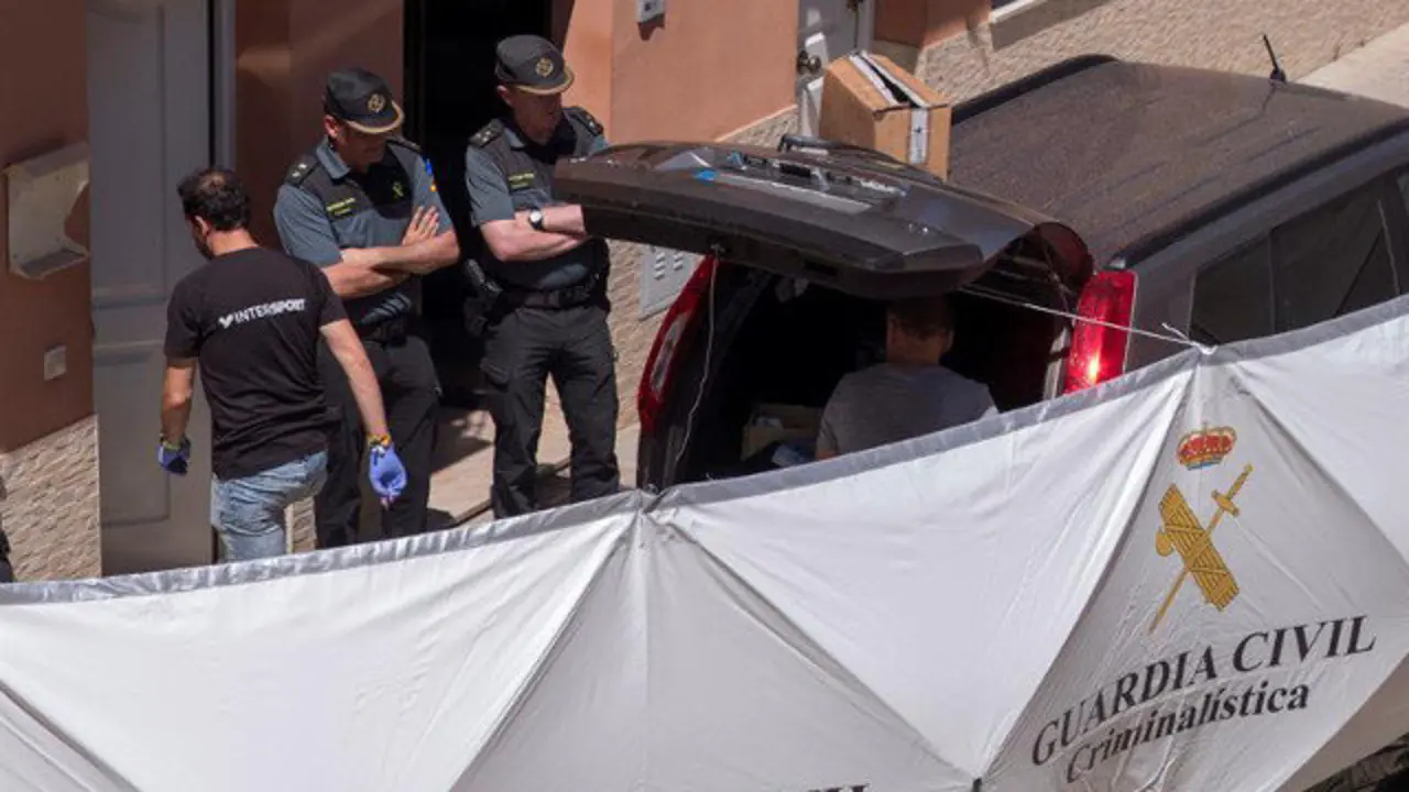 Agentes en la vivienda de Lepe en donde un hombre mat&oacute; a una joven de 24 a&ntilde;os. JULI&Aacute;N P&Eacute;REZ