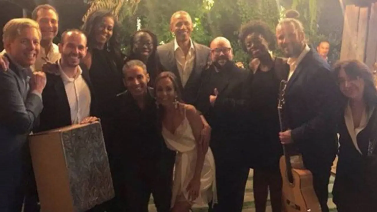 La familia Obama junto a James Costos y Michael Smith. INSTAGRAM
