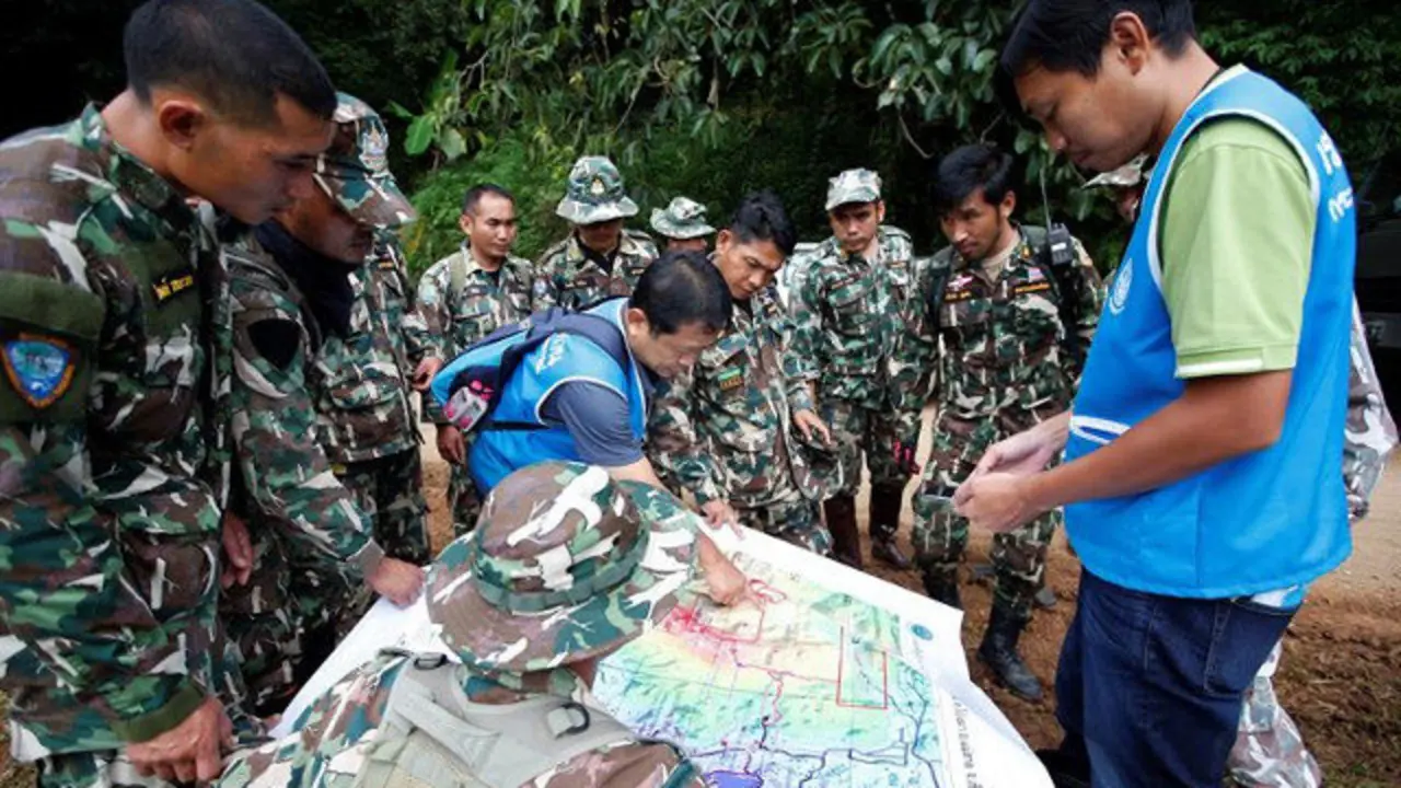 Efectivos de rescate examinan un mapa de la zona. RUNGROJ YONGRIT (EFE)