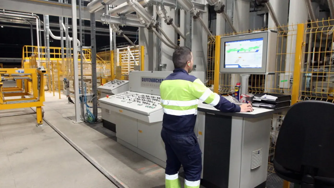 Un operario en una fábrica. J. VÁZQUEZ